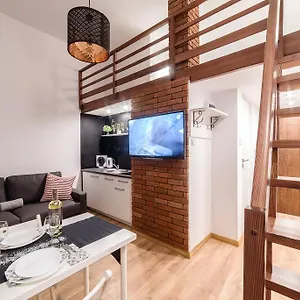 2 Nights - Great Location, Right Next To Main Rail And Bus Station, 10 Min To Main Square By Foot 3*, Krakau Polen